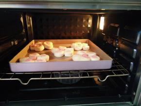 依次将其它面团也同样整理好，摆放入烤盘中放到烤箱进行最后发酵，待发酵至约2倍大小即可 。