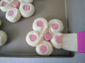 发酵完成表面刷蛋液 。