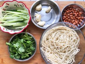 准备好食材，黄瓜切成丝，花生用食用油炒熟