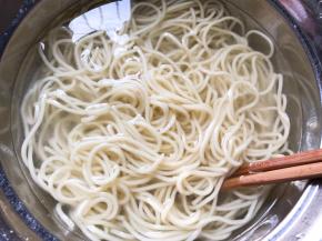 放入冷水中泡一下，防止粘黏