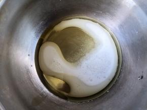 将玉米油和牛奶混合，加入20克白糖