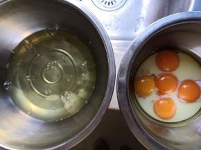 分蛋时将蛋黄放在油奶盆里