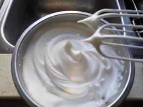 蛋清分3次加入80克白糖，打发至干性发泡