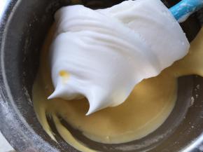 将三分之一蛋白霜加入蛋黄糊，切拌均匀