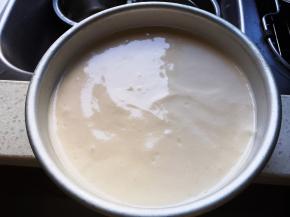 倒入模具，用力震几下