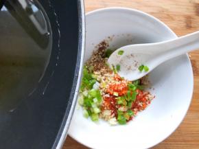 食用油烧熟倒入