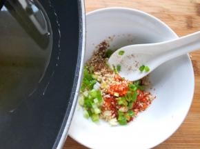 食用油烧熟倒入