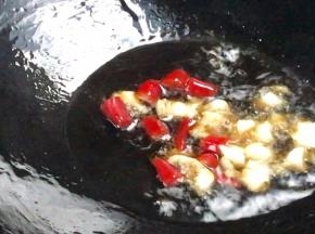 锅烧热油，爆香蒜末和小米辣