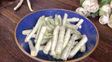 豆角去蒂和筋，掐成段