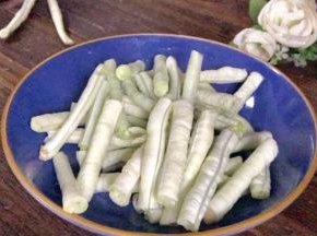 豆角去蒂和筋，掐成段