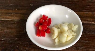 备好蒜末和小米辣