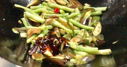 加入酱油和蚝油，炒匀入味至上色