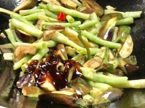 加入酱油和蚝油，炒匀入味至上色