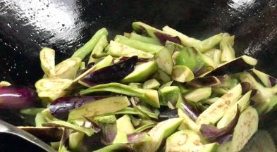 加入茄子，炒至断生