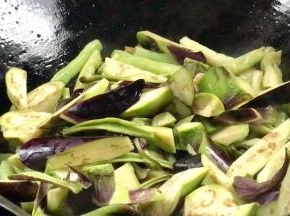加入茄子，炒至断生