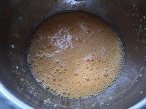用电动打蛋器将蛋黄液搅打均匀