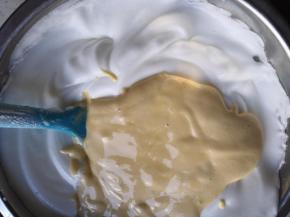 将混合好的蛋糕糊倒回蛋白盆中