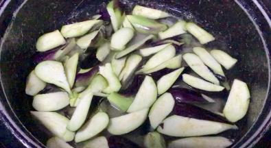 切子切块或者切条，用清水浸泡半小时