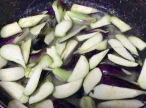 切子切块或者切条，用清水浸泡半小时