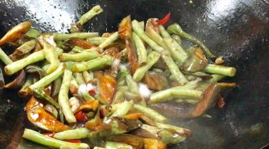 调入盐，炒匀入味