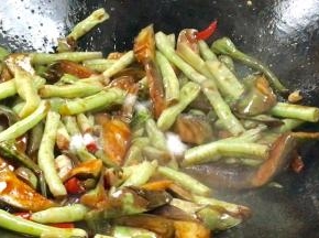 调入盐，炒匀入味