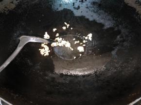 锅烧热后倒入肥猪肉，转最小火慢熬出猪油。