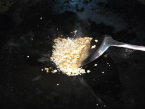 加入蒜蓉翻炒，转中火。