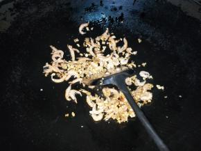 加入虾皮翻炒。