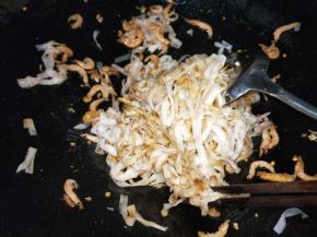 倒入河粉抖散，加入盐，13香，生抽翻炒均匀。