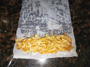 桌面铺一张保鲜膜，然后把本卷对半切开，码上河粉。