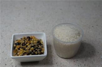 这款饭团的主料用到的：什锦谷类粗粮1杯，大米2杯。