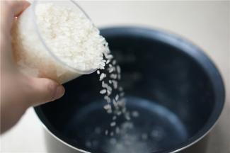 什锦谷类是免洗食材，我们只需先将大米加入母婴煲的内胆里。