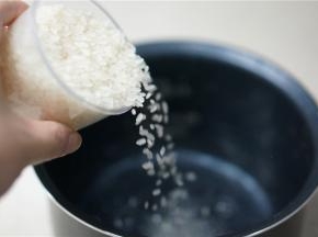 什锦谷类是免洗食材，我们只需先将大米加入母婴煲的内胆里。
