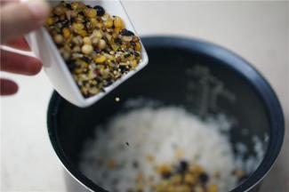 将泡洗好的大米控水，然后再加入什锦谷类食材