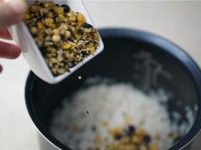 将泡洗好的大米控水，然后再加入什锦谷类食材