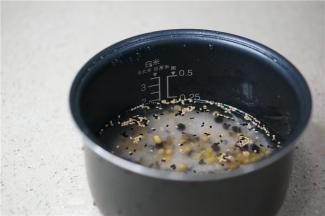 然后将根据刻度线的标准来加水，比烹煮白米饭的水量要多一点。