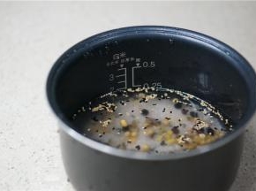 然后将根据刻度线的标准来加水，比烹煮白米饭的水量要多一点。