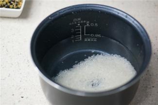 然后加入清水泡洗一下备用。