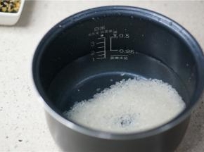 然后加入清水泡洗一下备用。