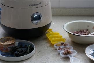 然后用饭团模，摇晃出大小相等的饭团来就可以。