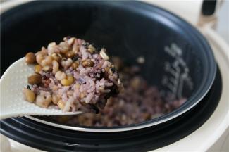 如图这是预约煮好的粗粮饭。