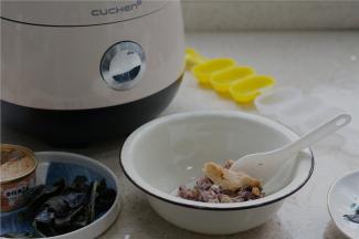 然后配入适量的沙拉芝麻酱及金松鱼罐，拌至饭粒均匀裹味。