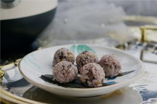 将摇好的饭团摆在焯好的蔬菜叶上，这样子一碗满满的米饭就变成了五粒可爱又萌的饭团宝宝哦。是不是很萌很诱人呢，朋友们喜欢也可以试着做一份哦。