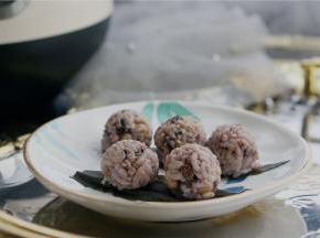 将摇好的饭团摆在焯好的蔬菜叶上，这样子一碗满满的米饭就变成了五粒可爱又萌的饭团宝宝哦。是不是很萌很诱人呢，朋友们喜欢也可以试着做一份哦。
