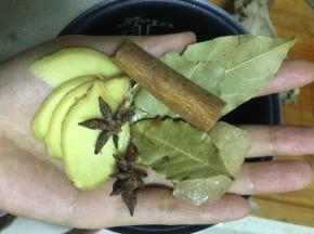 把焯过的牛腱子放入电饭煲，加入姜片、八角、桂皮、香叶。