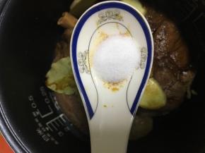 再加入生抽、老抽、料酒、白糖，填入足够量的热水。