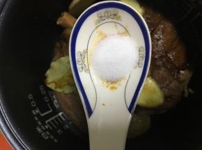 再加入生抽、老抽、料酒、白糖，填入足够量的热水。