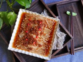 上锅蒸七八分钟就行了，切个小米辣点缀一下，也带出一点点辣味