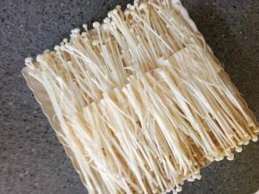 金针菇切去根部，洗净，撕开摆盘