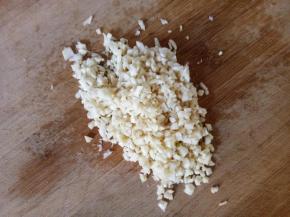 蒜切碎。味极鲜，白糖，蒸鱼豉油，盐放一起备用